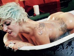 Lady gaga shows her bare boobs